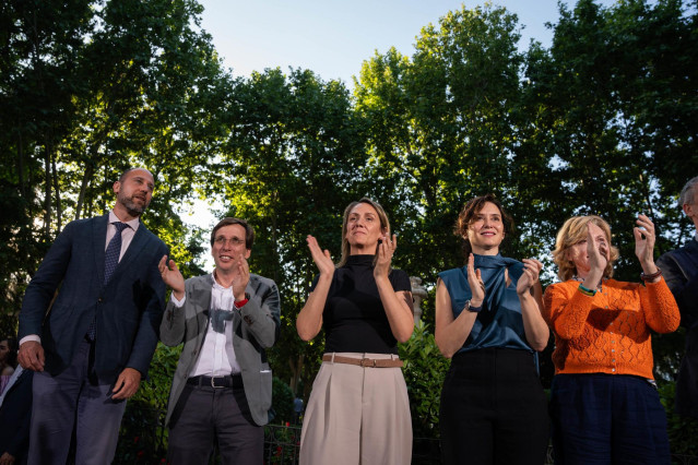 La presidenta de la Comunidad de Madrid, Isabel Díaz Ayuso, el alcalde de Madrid, José Luis Martínez-Almeida, y la candidata del PP al Parlamento Europeo, Alma Ezcurra. Archivo.
