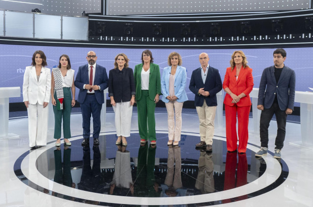 (I-D) Los candidatos para las elecciones europeas Oihane Agirregoitia (Coalición por una Europa Solidaria); Irene Montero (Podemos); Jordi Cañas (Ciudadanos); Teresa Ribera (PSOE); Diana Riba (Ahora Repúblicas); Dolors Montserrat (PP); Jorge Buxadé (Vox);