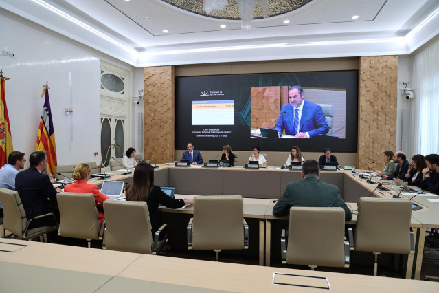 En la mesa central, el diputado del Grupo Mixto y exministro de Transportes, José Luis Ábalos (i), comparece ante la Comisión de Investigación sobre el 'caso Koldo', en el Parlament Balear, a 24 de mayo de 2024, en Palma de Mallorca, Mallorca, Baleares (E