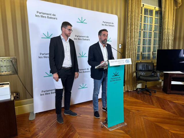 El portavoz del PP en el Parlament, Sebatià Sagreras, y el portavoz del grupo en la comisión de investigación, José Luis Mateo (imagen de archivo).