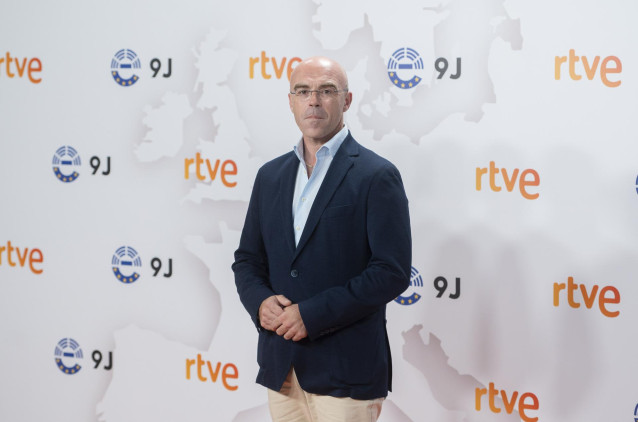 El candidato de Vox al Parlamento europeo, Jorge Buxadé, posa antes de un debate a nueve a tres días de las elecciones europeas, a 6 de junio de 2024, en Madrid (España).