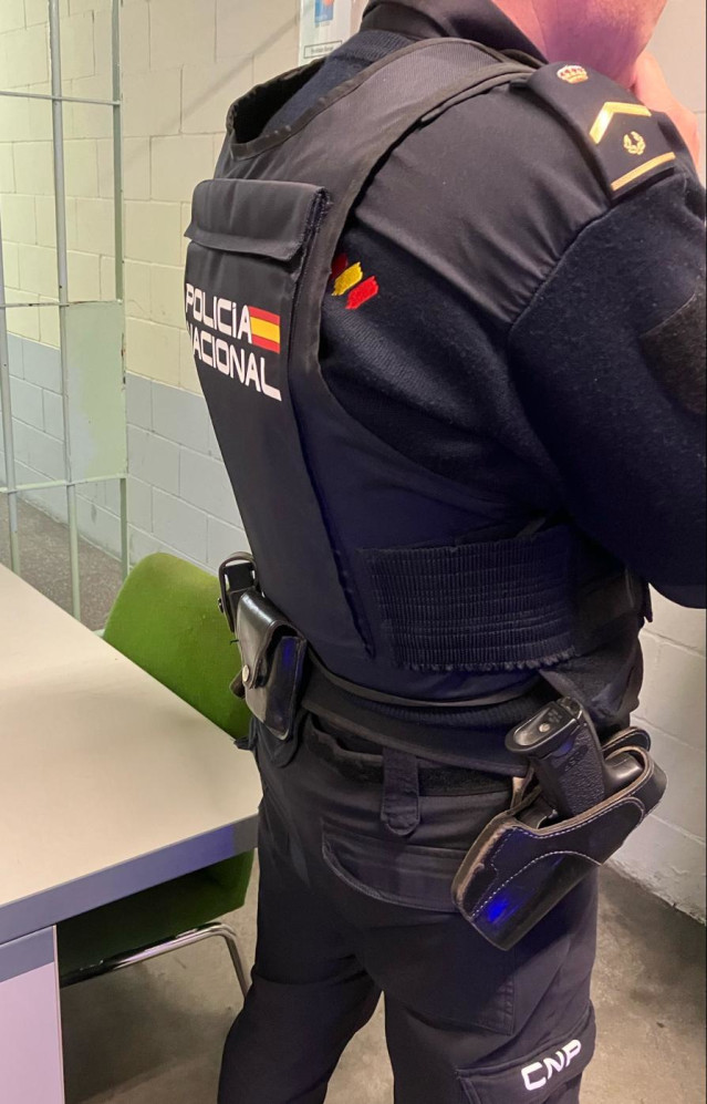 Archivo - Imagen de archivo de un agente de la Policía Nacional