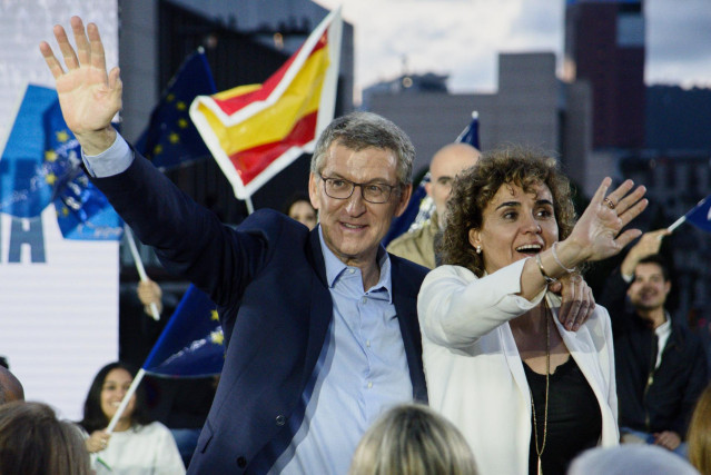 El presidente del PP, Alberto Núñez Feijóo y la candidata del PP a las elecciones europeas, Dolors Montserrat, participan en el acto de inicio de campaña del Partido Popular, en Font Màgica de Montjuïc, a 23 de mayo de 2024, en Barcelona, Catalunya (Españ