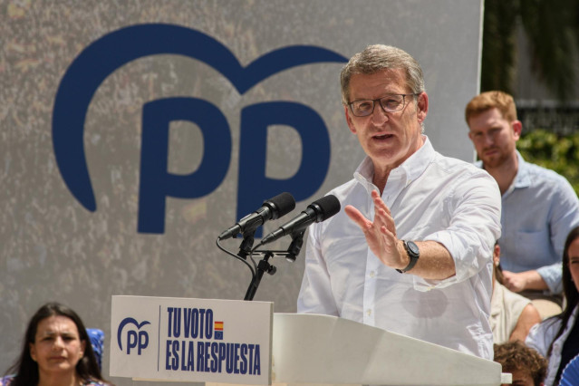 El líder del PP, Alberto Núñez Feijóo, en un mitin en Barcelona junto a la cabeza de lista del PP en las europeas, Dolors Montserrat, el presidente del PP de Cataluña, Alejandro Fernández, y el presidente del PP de Barcelona, Manu Reyes.