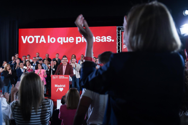 Archivo - El secretario general del PSOE y presidente del Gobierno de España, Pedro Sánchez, participa en un acto de campaña en el Auditorio Paco de Lucía, a 16 de mayo de 2023, en Alcalá de Henare