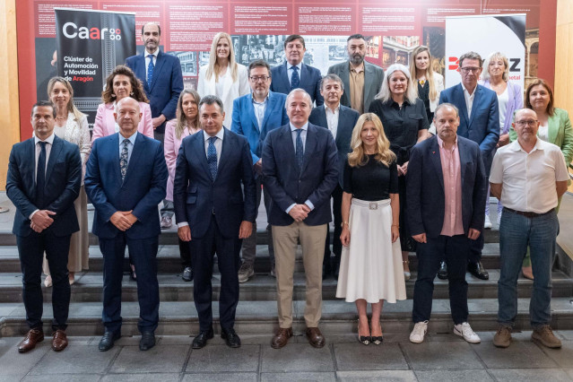 Foto de familia del acto de constitución del Observatorio Aragonés de la Automoción.