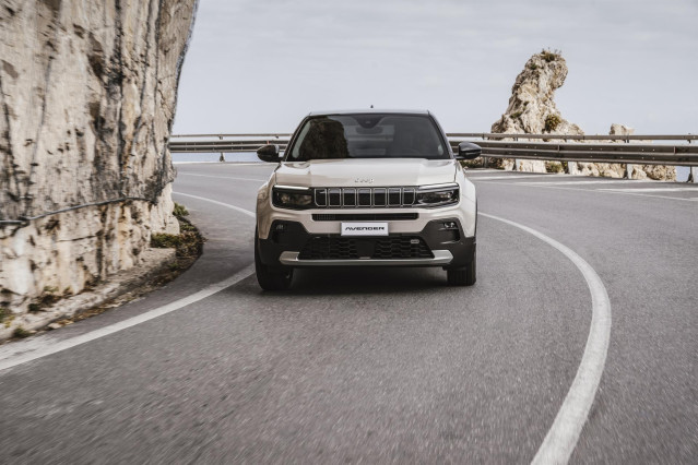 Archivo - El Jeep Avenger e-Hybrid.