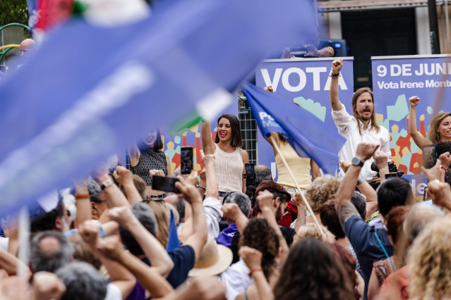 (I-D) La secretaria general de Podemos, Ione Belarra; la cabeza de lista de Podemos a las elecciones europeas, Irene Montero y los portavoces Isa Serra y Pablo Fernández, durante el acto de cierre de campaña de Podemos para los comicios europeos, en la pl