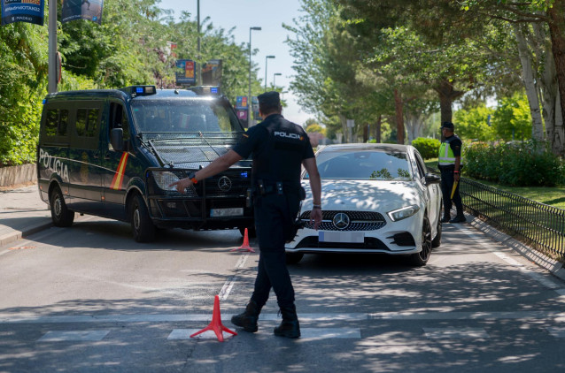 Archivo - Un policía en un dispositivo de seguridad en Madrid