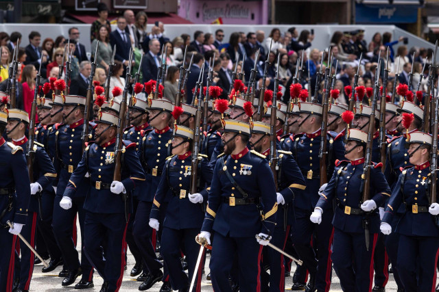 Varios militares desfilan durante el desfile militar con motivo del día de las fuerzas armadas, a 25 de mayo de 2024, en Oviedo, Asturias (España).