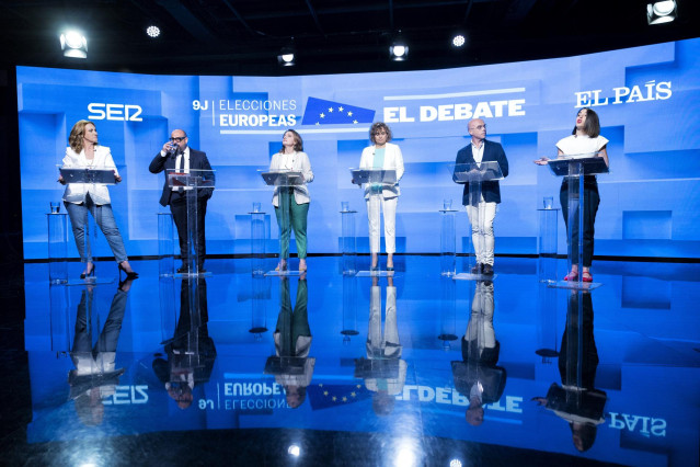 (I-D) Los candidatos al Parlamento Europeo para las elecciones del 9J, Estrella Galán (Sumar), Jordi Cañas (Ciudadanos), Teresa Ribera (PSOE), Dolors Montserrat (PP), Jorge Buxadé (VOX) e Irene Montero (Podemos), intervienen durante un debate electoral, a