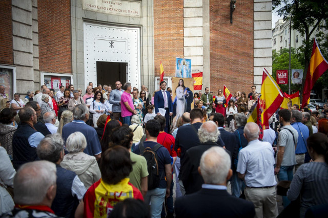 Varias personas durante una concentración para rezar colectivamente el rosario, a las puertas de la iglesia del Inmaculado Corazón de María, a 8 de junio de 2024, en Madrid (España).