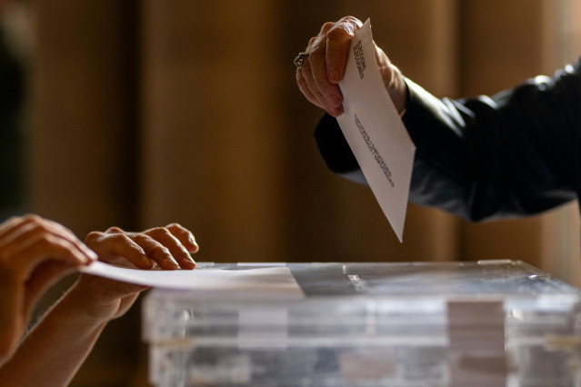 Archivo - Una persona ejerce su derecho a voto
