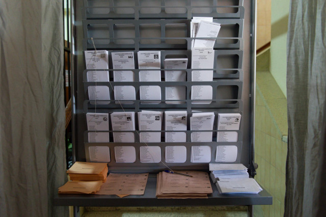Archivo - Cabina electoral durante las elecciones generales, en el Colegio Cristo Rey, a 23 de julio de 2023, en Madrid (España). Los españoles están llamados hoy, 23 de julio de 2023, para elegir a sus representantes para los próximos cuatro años. Están