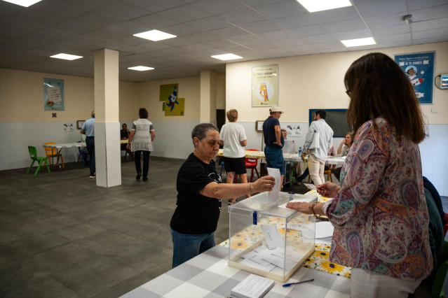 Una mujer ejerce su derecho a voto en el colegio Nuestra Señora de la Almudena, a 9 de junio de 2024, en Madrid (España). .