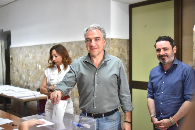 El vicesecretario de Política Autonómica y Municipal del PP, Elías Bendodo, en el momento de la votación en las elecciones europeas.