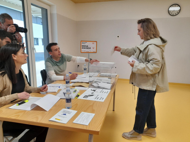 La candidata de Geroa Bai Ceus, Amaia Arrizabalaga, depositando su voto