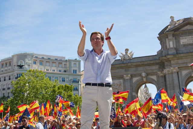El alcalde de Madrid, José Luis Martínez-Almeida, durante una manifestación del PP, en la Puerta de Alcalá, a 26 de mayo de 2024, en Madrid (España).