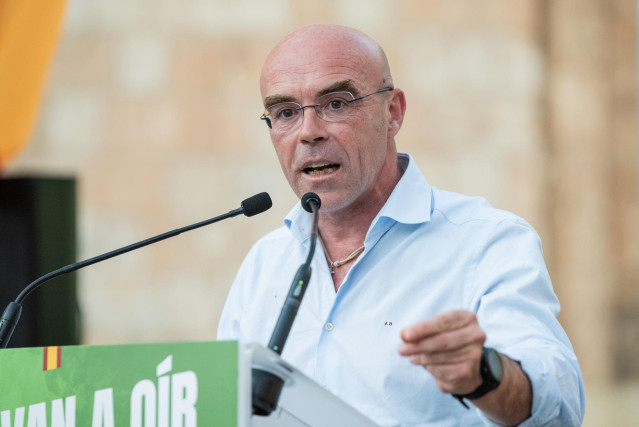 El candidato de la formación al Parlamento Europeo, Jorge Buxadé, realiza unas declaraciones a la prensa durante un acto de campaña de Vox, en la Plaza Virgen de los Llanos, a 30 de mayo de 2024, en Albacete, Castilla-La Mancha (España).