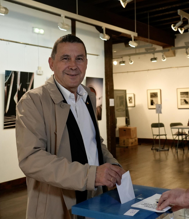 El coordinador de EH Bildu, Arnaldo Otegi, voto en Elgoibar.