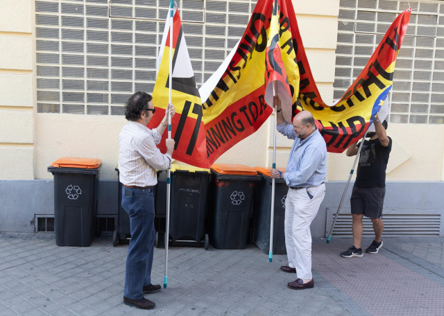 Varios hombres sujetan una pancarta contra el presidente del Gobierno en el colegio de Nuestra Señora del Buen Consejo, a 9 de junio de 2024, en Madrid (España).