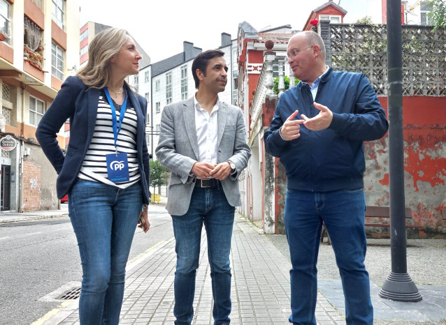 La delegada de la Xunta en Ferrol, Martina Aneiros, el alcalde, José Manuel Rey Varela, y el portavoz del PP en el Congreso, Miguel Tellado.
