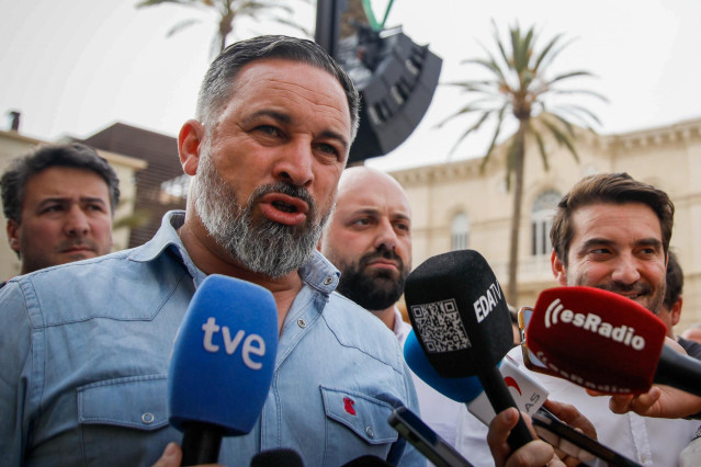 El líder de VOX, Santiago Abascal atiende a los medios de comunicación a su llegada al acto de campaña de VOX, en la Plaza de la Catedral, a 6 de junio de 2024