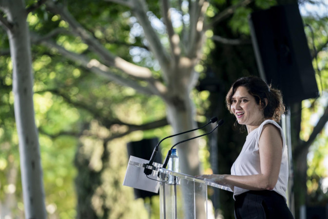 La presidenta de la Comunidad de Madrid, Isabel Díaz Ayuso, interviene durante un acto de campaña del partido, en el Parque Finca Liana, a 28 de mayo de 2024, en Madrid (España).