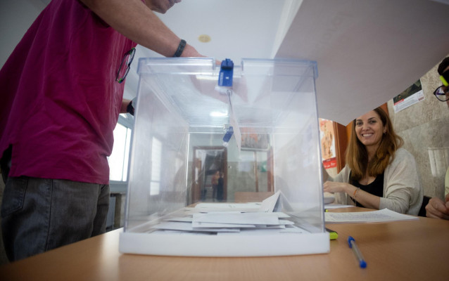Una persona ejerce su derecho a voto en el colegio de Nuestra Señora del Buen Consejo, a 9 de junio de 2024, en Madrid (España).