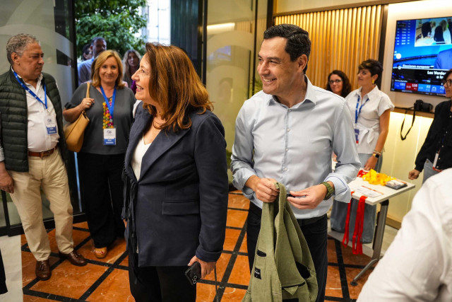 El presidente de la Junta de Andalucía, Juanma Moreno, (d) junto a la numero 2 de las listas del PP-E, Carmen Crespo, (i) durante la noche electoral en la sede del PP-A, a 9 de junio de 2024, en Sevilla (Andalucía, España).