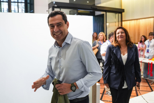 El presidente de la Junta de Andalucía, Juanma Moreno, durante la noche electoral en la sede del PP-A, a 9 de junio de 2024, en Sevilla (Andalucía, España).