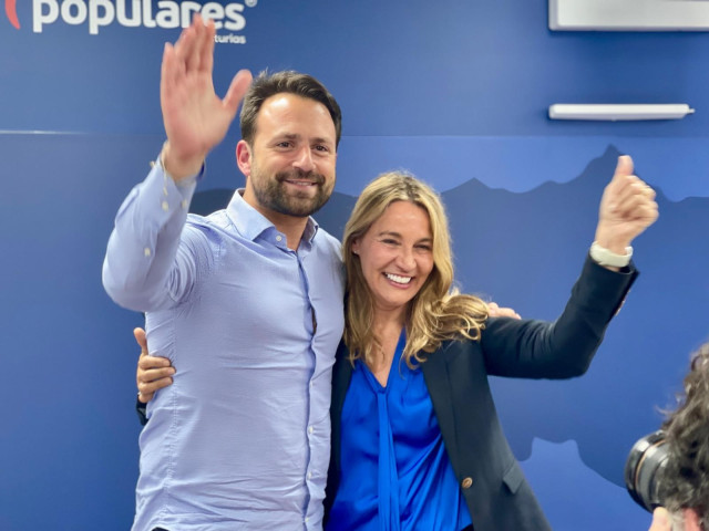 El presidente del PP de Asturias, Álvaro Queipo, y la eurodiputada asturiana electa del PP, Susana Solís, en la noche electoral de las elecciones europeas del 9 de junio de 2024.