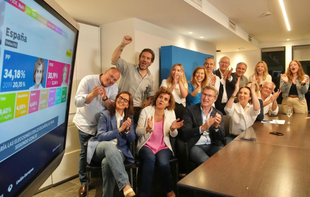 El lider del PP, Alberto Núñez Feijóo, celebra la victoria del PP en las elecciones europeas del 9 de junio.