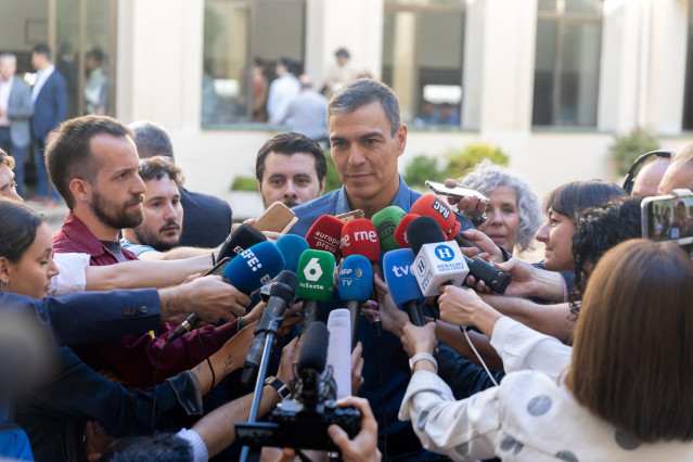 El secretario general del PSOE y presidente del Gobierno de España, Pedro Sánchez, atiende a los medios de comunicación tras ejercer su derecho a voto en el colegio de Nuestra Señora del Buen Consejo, a 9 de junio de 2024, en Madrid (España).