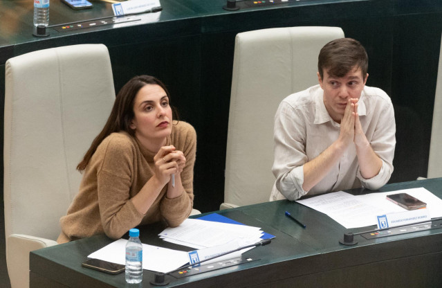 Archivo - La portavoz de Más Madrid en el Ayuntamiento, Rita Maestre, y el portavoz adjunto de Más Madrid en el Ayuntamiento, Eduardo Fernández Rubiño, durante una sesión extraordinaria del Pleno Municipal