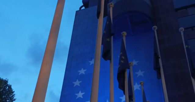 Archivo - La sede de las instituciones europeas en Madrid, iluminada con motivo del Día de Europa.