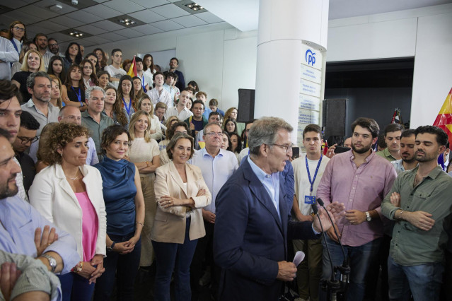 El líder del PP, Alberto Núñez Feijóo, interviene durante el seguimiento de la jornada electoral de elecciones europeas, en la sede del PP, a 9 de junio de 2024, en Madrid (España). Hoy tienen lugar las elecciones europeas de 2024 en España en las que se