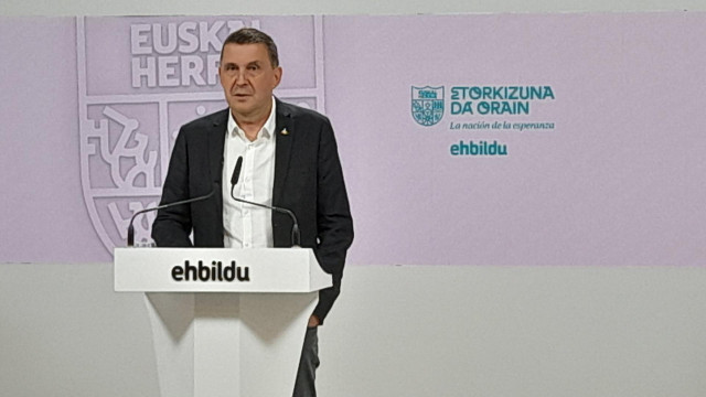 El coordinador general de EH Bildu, Arnaldo Otegi, comparece ante los medios informativos un día después de las elecciones europeas que han dado la victoria a la formación soberanista en Euskadi