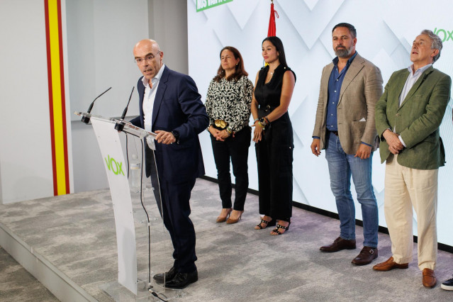 El candidato de VOX a las elecciones europeas, Jorge Buxadé, comparece durante el seguimiento de la jornada electoral de elecciones europeas, en la sede de VOX, a 9 de junio de 2024, en Madrid (España).