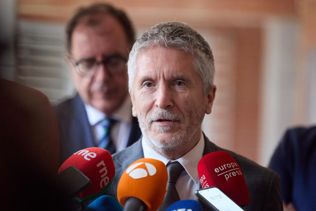 El ministro del Interior, Fernando Grande-Marlaska, atiende a medios tras la presentación de la XX edición de los cursos de verano, en el Centro Penitenciario Madrid I, a 10 de junio de 2024, en Alcalá de Henares, Madrid (España).