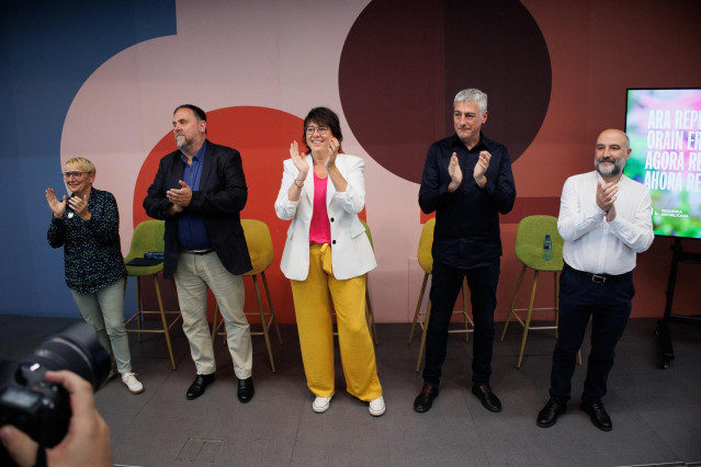 Mercè Chumillas (Ara Més); Oriol Junqueras y Diana Riba (ERC); Oskar Matute (EH Bildu) y Néstor Rego (BNG) durante el acto de ‘Ahora Repúblicas’