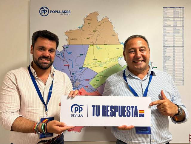 El presidente del PP provincial, Ricardo Sánchez (d), junto al secretario general de la formación en Sevilla, José Ricardo García.