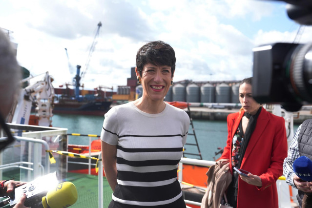 La ministra de Inclusión, Seguridad Social y Migraciones, Elma Saiz, atiende a los medios de comunicación durante su visita al buque hospital 'Juan de la Cosa', del Instituto Social de la Marina (ISM), a 23 de mayo de 2024, en Cantabria (España).