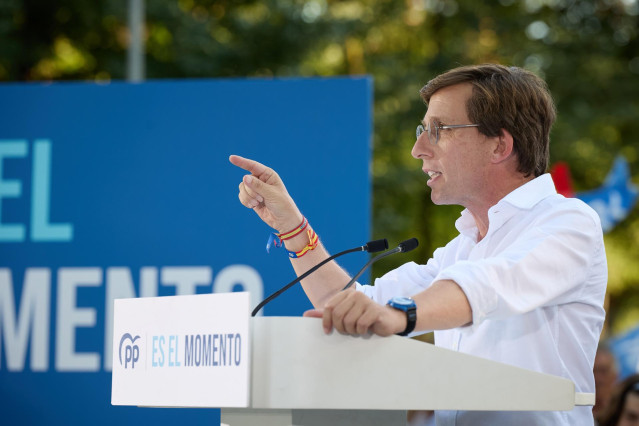 Archivo - El alcalde de Madrid, José Luis Martínez-Almeida, durante un acto de campaña electoral, en Puente del Rey