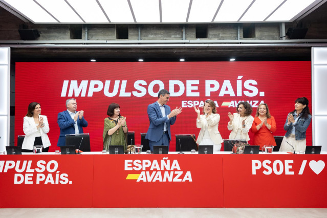 (I-D) La portavoz del PSOE, Esther Peña; el secretario de Organización del PSOE, Santos Cerdán; la presidenta del PSOE, Cristina Narbona; el presidente del Gobierno, Pedro Sánchez; la cabeza de lista del PSOE al Parlamento Europeo y vicepresidenta tercera