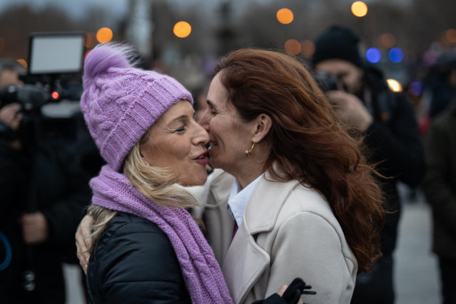 Archivo - La vicepresidenta segunda y Ministra de Trabajo y Economía Social, Yolanda Díaz, saluda a la ministra de Sanidad, Mónica García, durante la manifestación convocada por la Comisión 8M