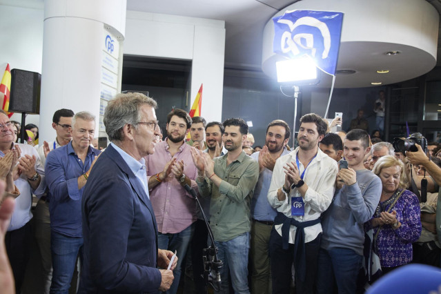 El líder del PP, Alberto Núñez Feijóo, es aplaudido durante el seguimiento de la jornada electoral de elecciones europeas, en la sede del PP, a 9 de junio de 2024, en Madrid (España). Hoy tienen lugar las elecciones europeas de 2024 en España en las que s