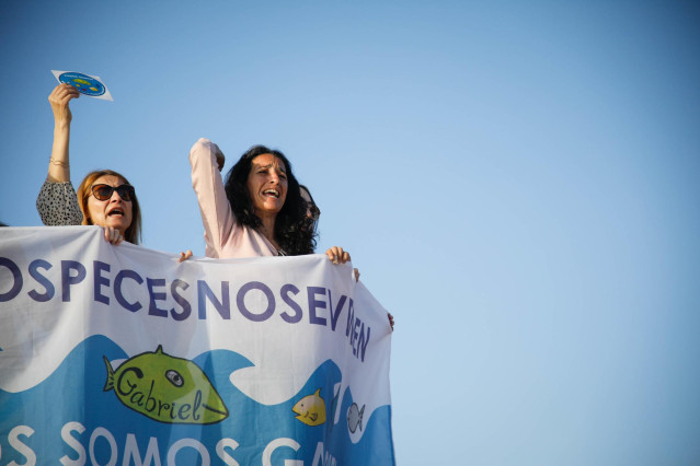 Archivo - Patricia Ramírez, la madre de Gabriel Cruz, sostiene emocionada una pancarta con el lema 'Nuestros peces no se venden' en la concentración convocada para paralizar un 'true crime' sobre su hijo, a 11 de mayo de 2024 en Almería (Andalucía, España
