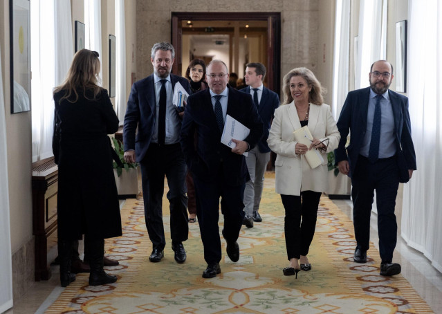 Archivo - El portavoz del PP en el Congreso, Miguel Tellado (c), a su llegada a una reunión de la Junta de Portavoces, en el Congreso de los Diputados, a 23 de abril de 2024, en Madrid (España).