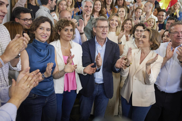 (I-D) La presidenta de la Comunidad de Madrid, Isabel Díaz Ayuso; la candidata del PP a las elecciones euroepeas, Dolors Montserrat; el líder del PP, Alberto Núñez Feijóo y la secretaria general del PP, Cuca Gamarra, aplauden durante el seguimiento de la